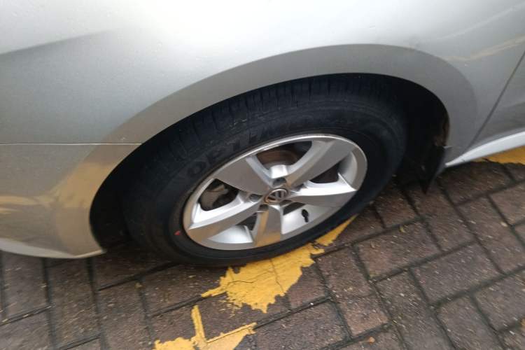 Used Volkswagen Lavida 2013 Revised Classic 1.6L Manual Fashion Edition Left Front Wheel Hub