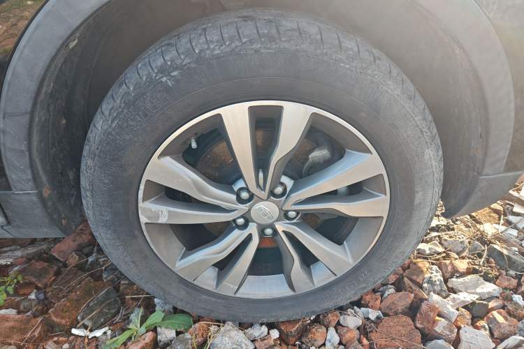 Used Geely Auto Emgrand X7 Sport 2016 1.8TD Automatic All-Wheel Drive Smart Version Right Front Wheel Hub