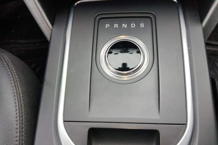 Used Land Rover Discovery Sport 2018 240 PS SE Version Gear Lever