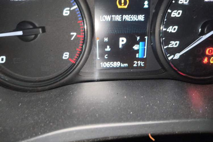 Used Mitsubishi Outlander 2018 2.4L 4x4 Elite Edition 5 Seats Odometer Close Up