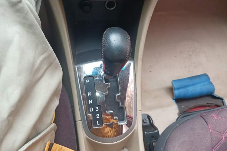 Used Hyundai Verna (older generation) 2010 Sedan 1.4L Automatic Comfort Model GS Gear Lever