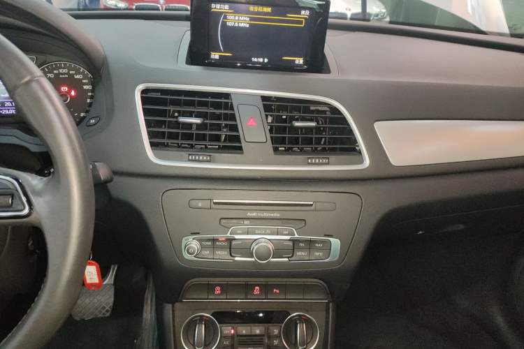 Used Audi Q3 2017 30 TFSI Fashion Model Audio And AC Panel