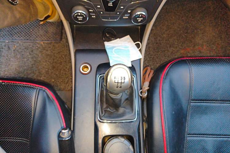 Used Bestune B50 2013 1.6L manual Comfort trim level Gear Lever