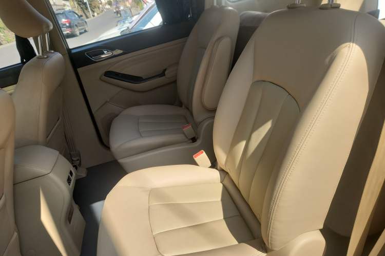 Used Baojun 730 2014 1.5L Manual Luxury Navigation ESP Version 7 Seats