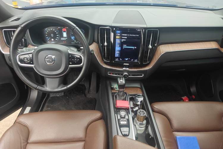 Used Volvo XC60 2021 T5 4x4 Smart Luxury Edition Center Console