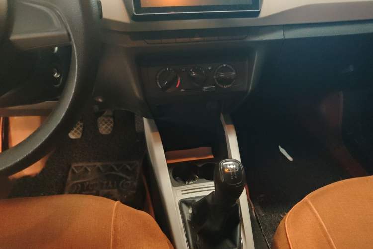 Used Skoda Fabia 2015 1.4L Manual Front-Wheel Drive Model Audio And AC Panel