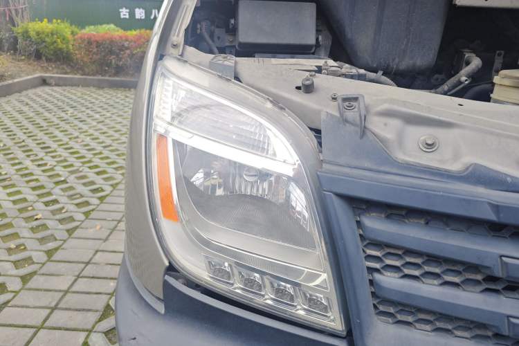 Used SAIC MAXUS Xintu V80 2014 2.5T Aoyuntong Short Wheelbase Low Roof Right Front Headlight