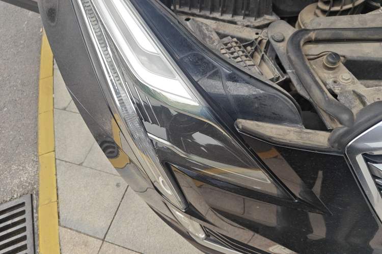 Used Cadillac XT5 2018 28T Four-Wheel Drive Luxury Model Right Front Headlight