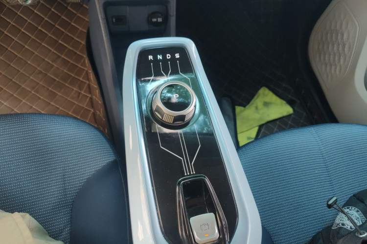 Used CHANGAN OSHAN Benni E-Star 2022 Charming Edition Colorful Model Lithium-Ion Battery Gear Lever