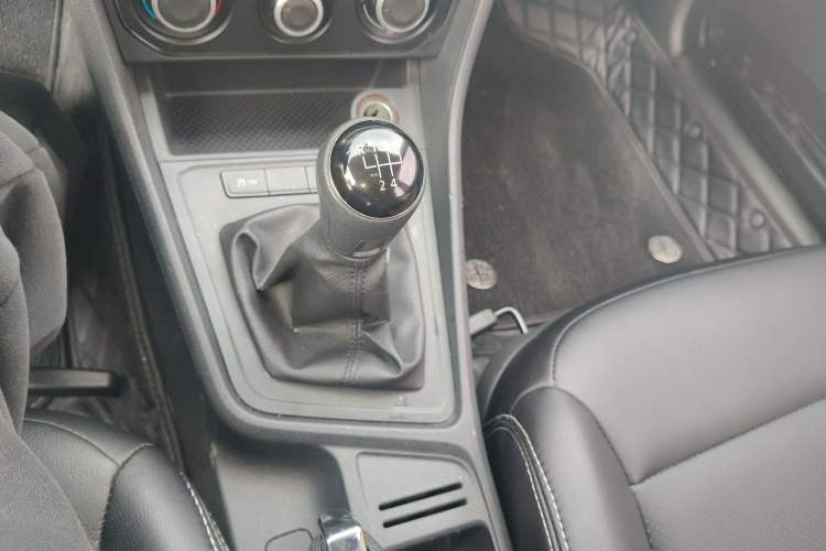 Used Volkswagen Lavida 2015 1.6L Manual Fashion Edition Gear Lever