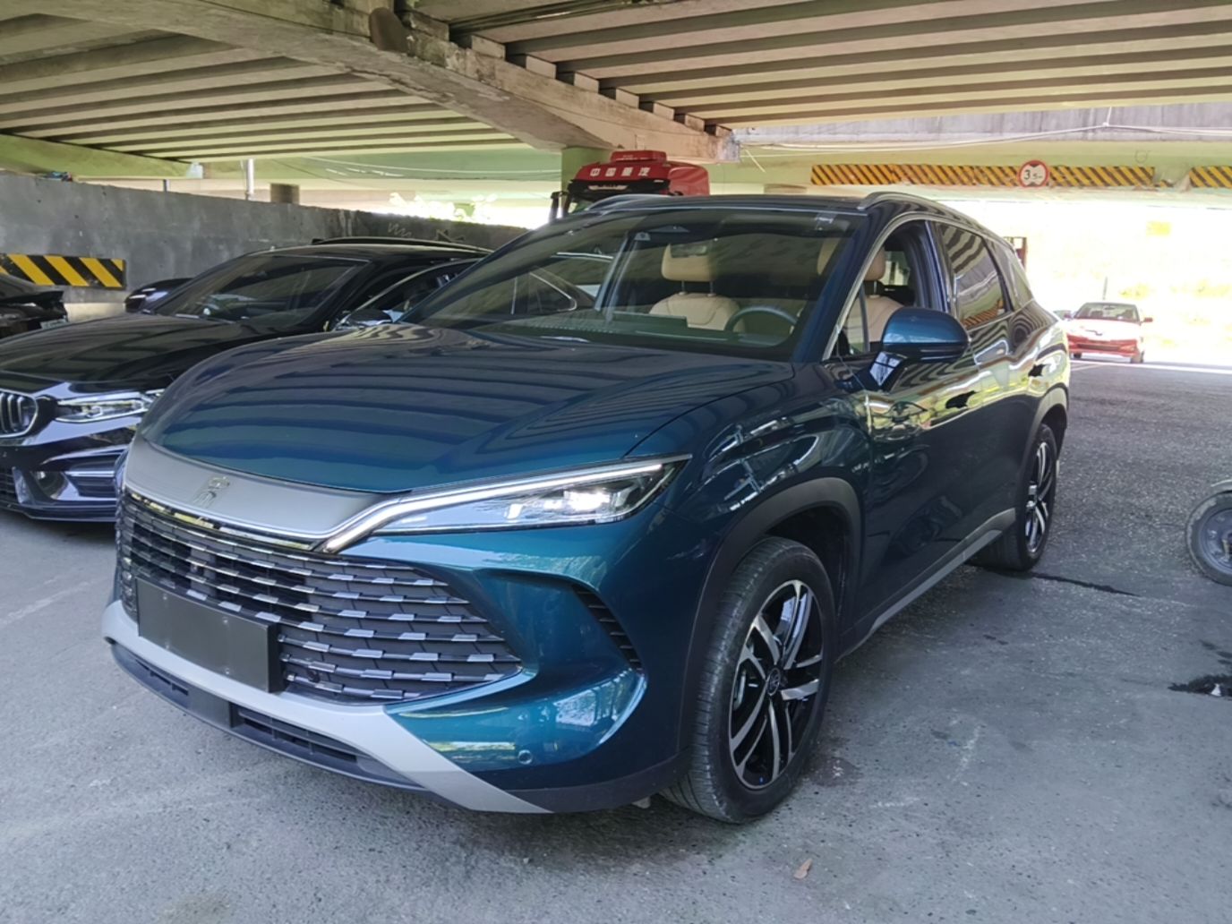 Под передней частью автомобиля