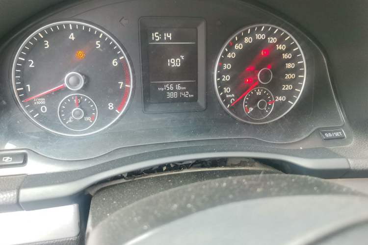 Used Volkswagen Sagitar 2011 1.6L Manual Comfort Version Odometer Close Up