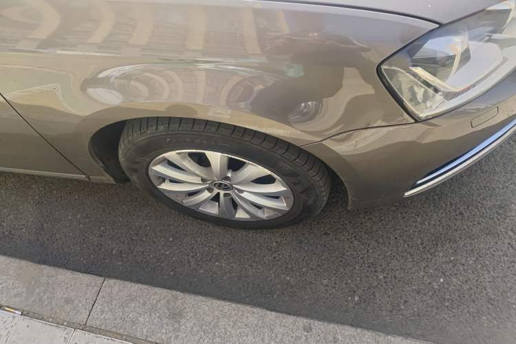 Used Volkswagen Magotan 2012 Revised 1.8TSI Luxury Version Right Front Wheel Hub