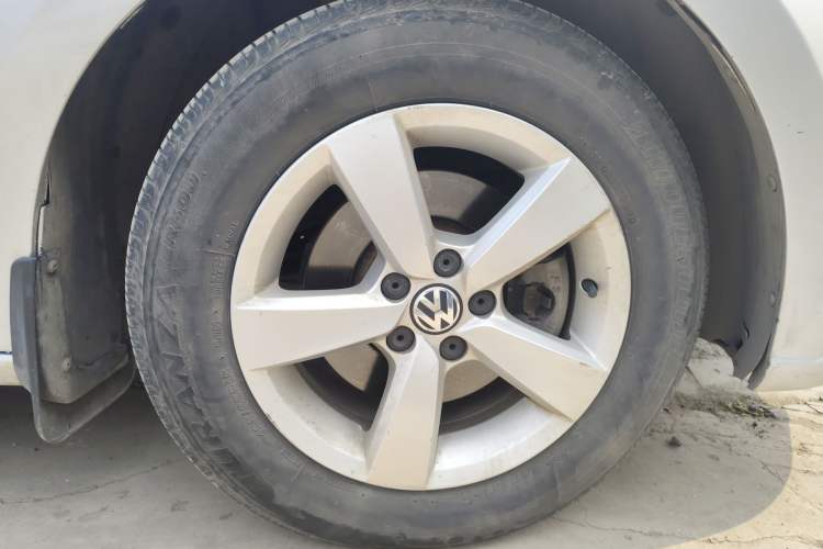 Used Volkswagen Gran Lavida 2013 1.6L Manual Fashion Model