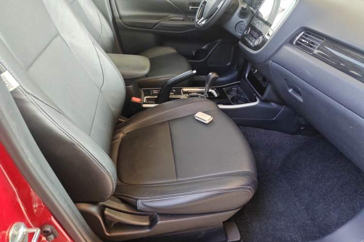 Used Mitsubishi Outlander 2018 2.0L Two-Wheel Drive Glory Edition 5 Seats Right Front Seat