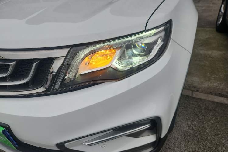 Used Geely Auto Emgrand X7 Sport 2018 1.8TD Automatic Two-Wheel Drive Smart Connect 4G Internet Edition Left Front Headlight