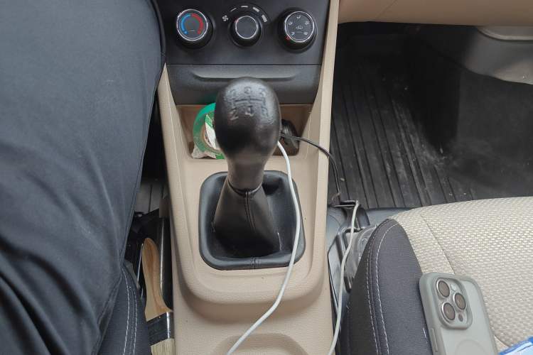Used CHANGAN KUAYUE Xing V3 2023 1.5L Gasoline Standard Model 6-Seater Passenger Vehicle Gear Lever
