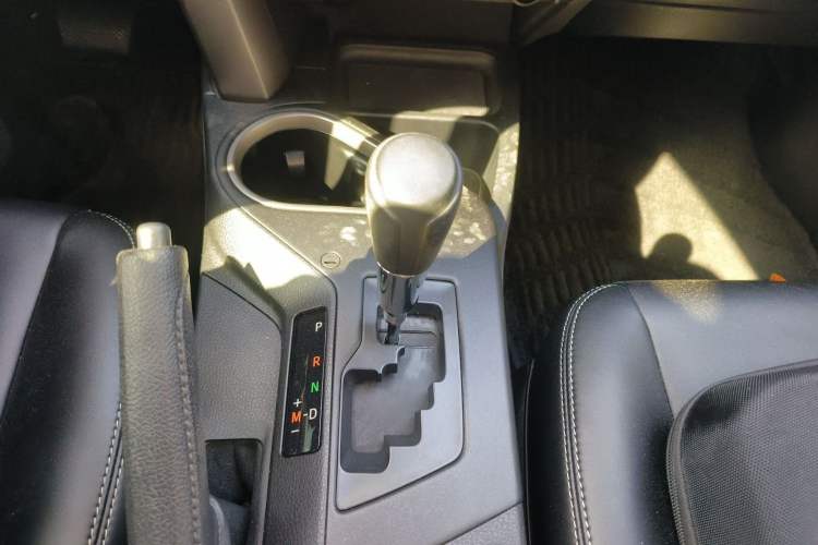 Used Toyota RAV4 2016 2.0L CVT Two-Wheel Drive Fashion Edition China V Standard
