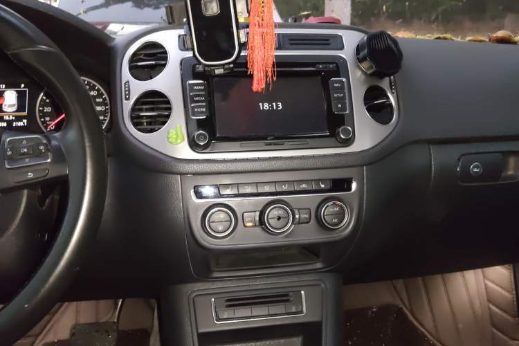 Used Volkswagen Tiguan 2015 1.8TSI Automatic Two-Wheel Drive Luxury Model Audio And AC Panel