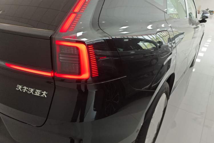 Used Volvo XC70 Plug-in Hybrid 2026 Model Four-Wheel Drive Long-Range Core Exterior 3