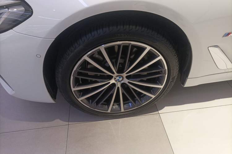 Used BMW 5 Series 2023 530Li Leading Model M Sport Package Left Front Wheel Hub