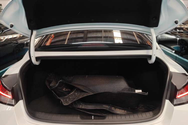 Used Hyundai Elantra 2022 1.5L CVT LUX Prestige Edition
