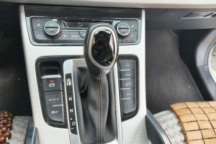 Used Geely Auto Emgrand X7 Sport 2018 1.8TD Automatic Two-Wheel Drive ZhiZun Model with 4G Connectivity