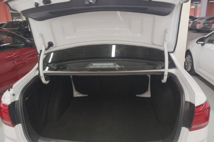 Used Volkswagen Lavida 2015 1.6L Automatic Comfort Edition Trunk