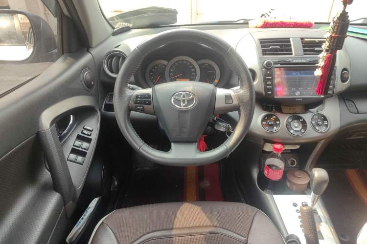 Used Toyota RAV4 2012 Luxurious 2.4L Automatic 4x4 with Stylish Features