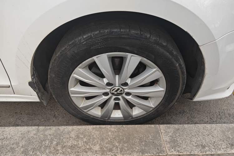 Used Volkswagen Sagitar 2015 230TSI Automatic Comfort Version Right Front Wheel Hub