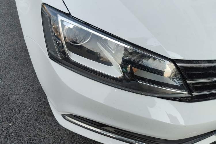 Used Volkswagen Sagitar 2015 230TSI Automatic Comfort Version Right Front Headlight