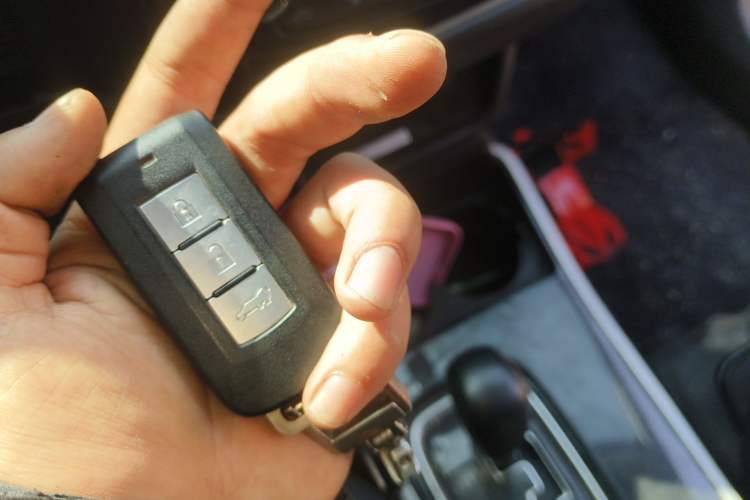 Used Mitsubishi Outlander 2020 2.4L 4x4 Zhi Xiang Edition 5 Seats Vehicle Key