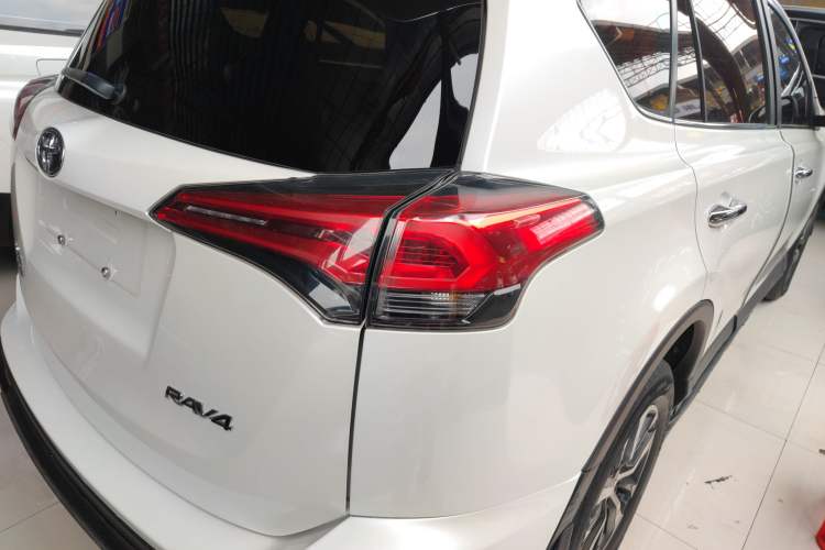 Used Toyota RAV4 2016 2.0L CVT Two-Wheel Drive Fashion Edition China V Standard