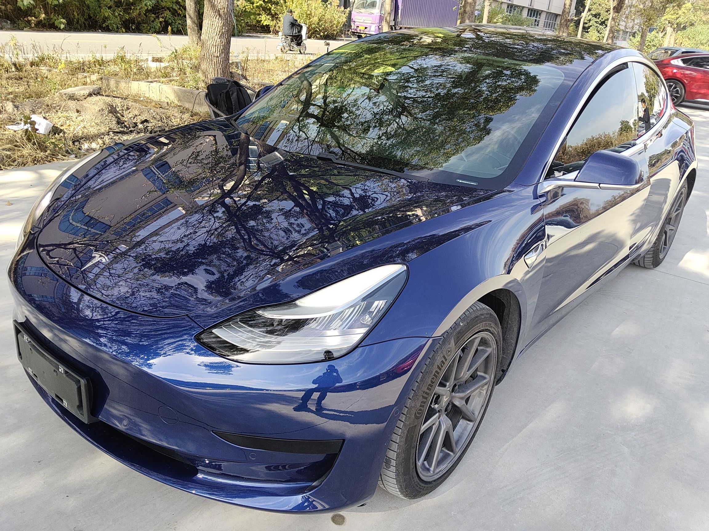 تحت مقدمة السيارة