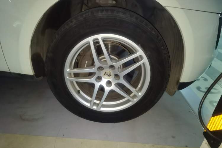 Used Porsche Macan 2017 Macan 2.0T Right Front Wheel Hub