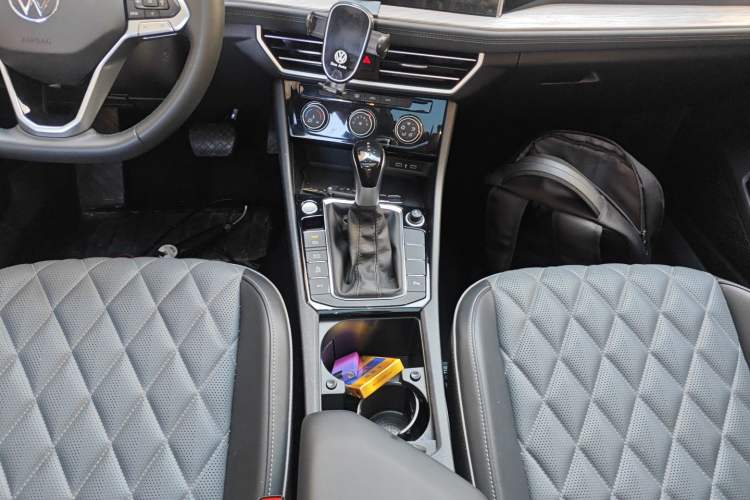 Used Volkswagen Sagitar 2023 300TSI DSG Excellence Edition Gear Lever