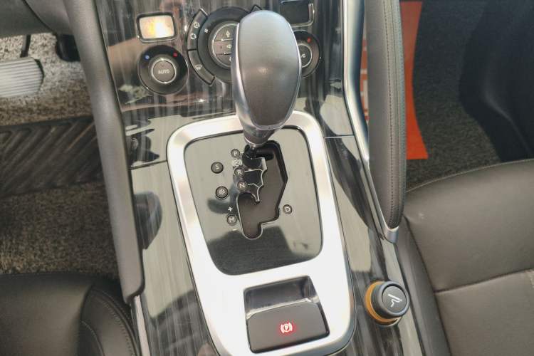 Used Peugeot 3008 2015 2.0L Automatic Trend Edition Gear Lever