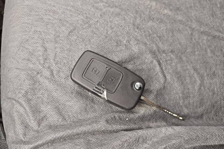 Used CHANGAN KAICHENG Ruixing EM80 2025 Wealth Edition Passenger Version Comfortable Model 6 Seats 300km Side-Hinged Doors
