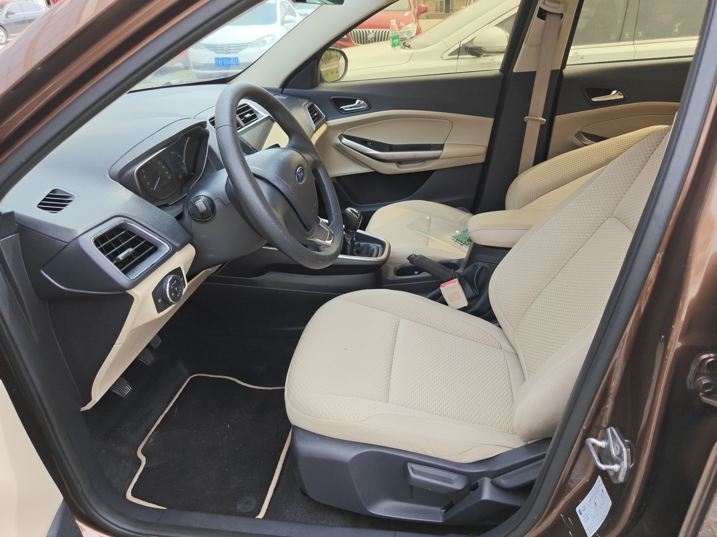 Переднее сиденье в автомобиле