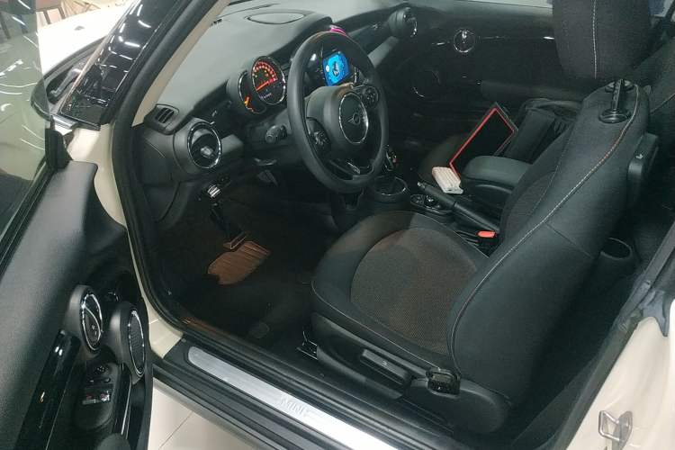 Used MINI 2019 1.5T ONE PLUS Driver Seat