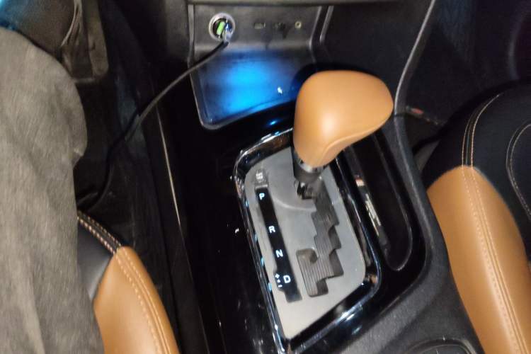 Used Soueast DX7 2015 1.5T Automatic Luxury Model Gear Lever