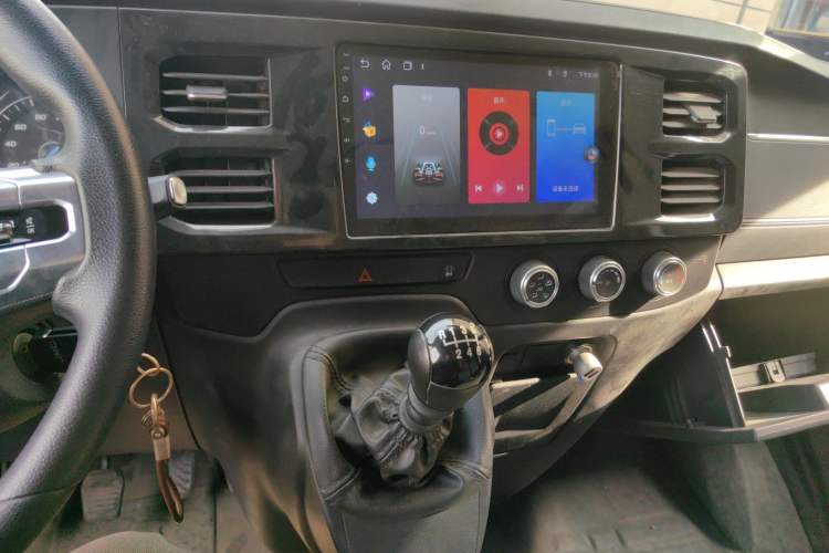 Used JMC Fushun 2023 2.0T Manual Short-Wheelbase Mid-Height Commercial Multi-Purpose 5-Seater Passenger Vehicle Audio And AC Panel