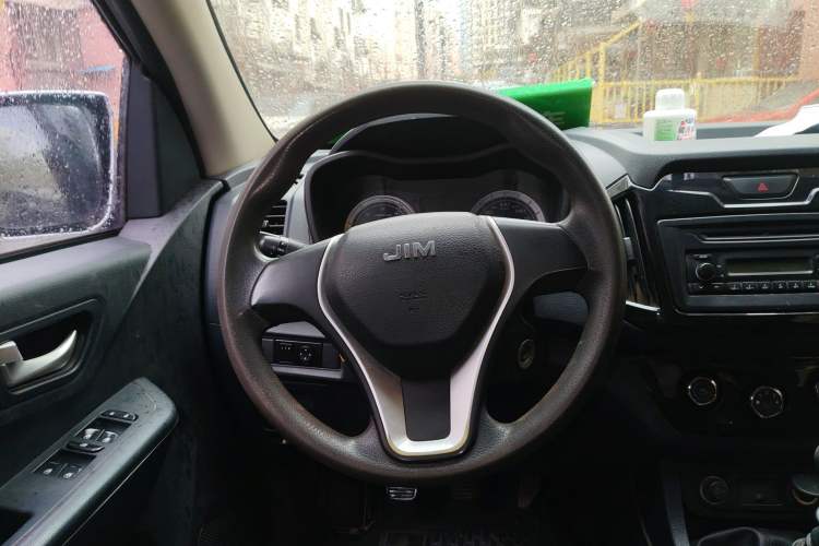 Used Isuzu JLM 2018 2.5T Two-Wheel Drive Diesel Luxury Version with Extended Cargo Bed JE4D25Q5A Steering Wheel