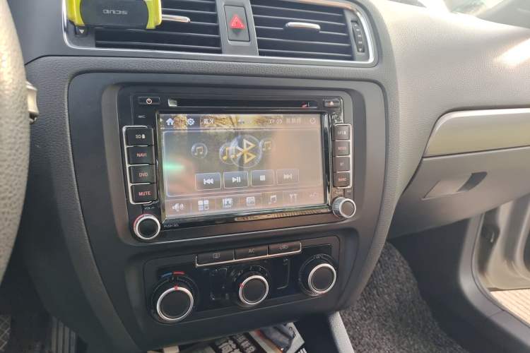 Used Volkswagen Sagitar 2012 1.6L Manual Fashion Edition Audio And AC Panel