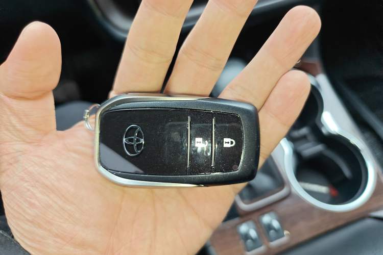 Used Toyota Highlander 2018 2.0T Four-Wheel Drive Luxury Version 7 Seats China VI Standard Vehicle Key