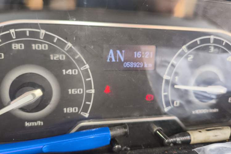 Used SAIC MAXUS Xintu V80 2018 2.5T AMT Elite Edition Short Wheelbase Mid-Roof Design 5-6 Seater Odometer Close Up