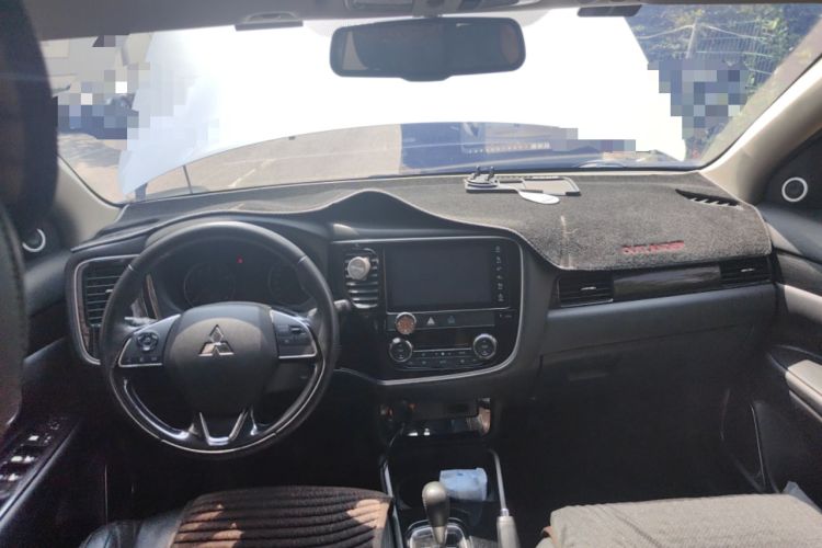 Used Mitsubishi Outlander 2017 2.0L Two-Wheel Drive Glory Edition 5 Seats Center Console