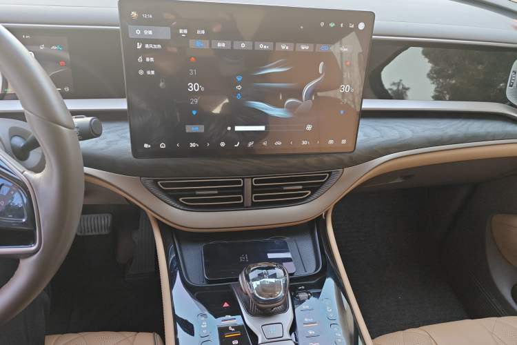 Used Denza D9 2023 DM-i 965 Luxury Model