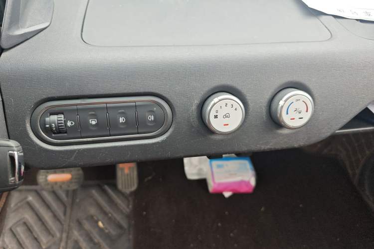 Used Baojun E100 2019 250KM Smart Drive Edition Audio And AC Panel