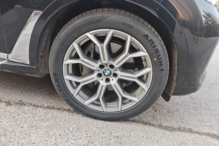 Used BMW X7 2019 xDrive40i Luxury Package with Leading Features Right Front Wheel Hub